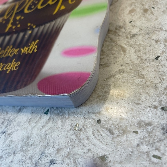 paperback - the cupcake ` - Picture 4 of 7